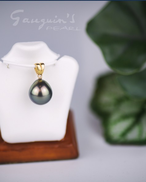 Tahitian pearl from the lagoon of Rangiroa