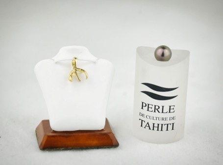 Tahitian pearl from the lagoon of Rangiroa