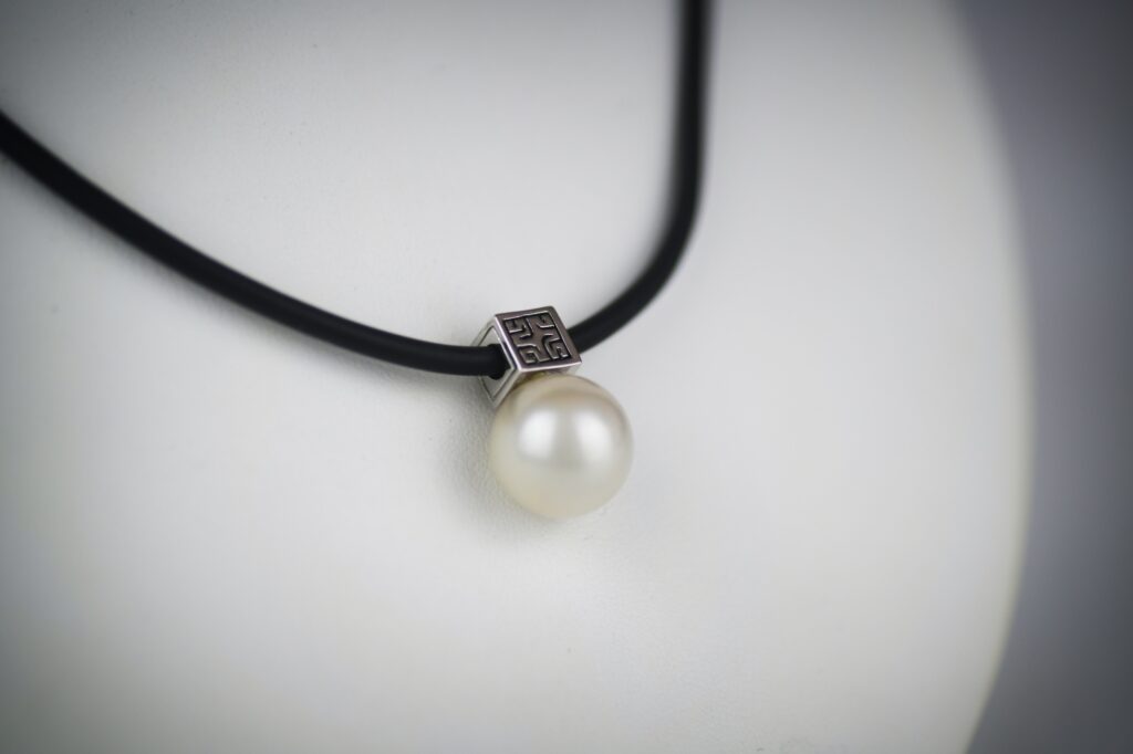 Black polynesian necklace RARE Tahitian pearl, 15mm AAA