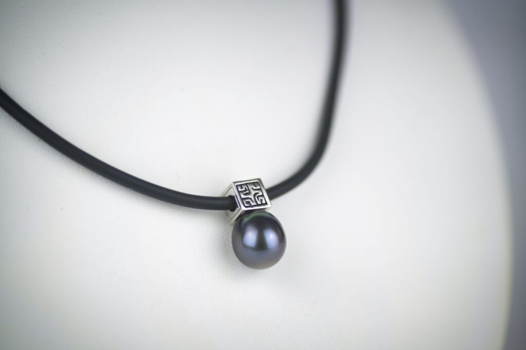 Black polynesian necklace Tahitian pearl, 12mm AA
