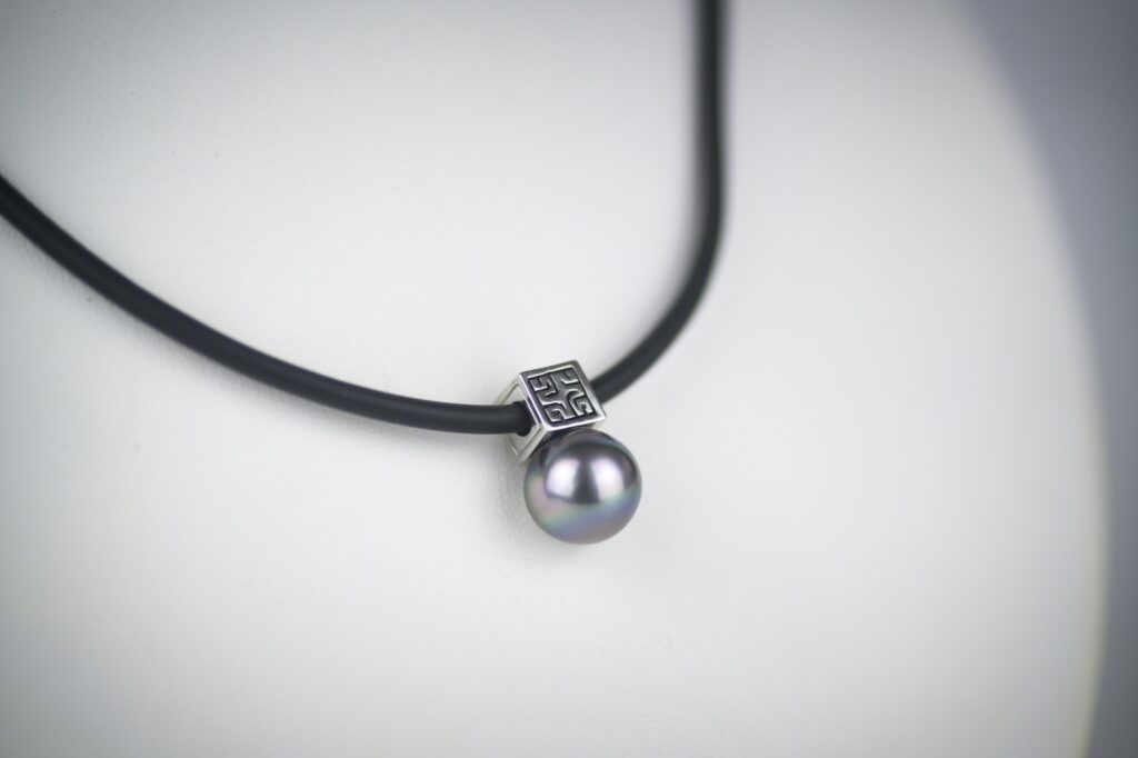 Black polynesian necklace Tahitian pearl, 12mm AA