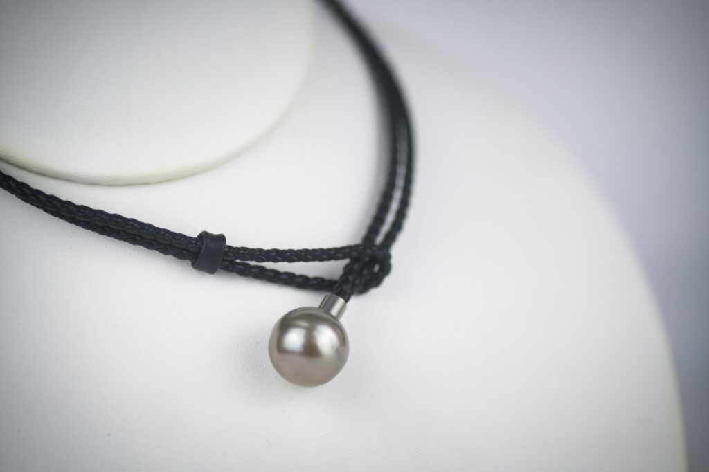 Black chocker RARE Tahitian pearl, 16,5mm AA